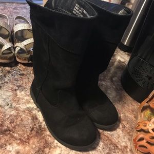 Black winter boots